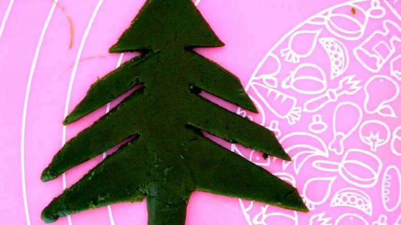 好吃又好玩的扣子饼干+圣诞饼干,做棵圣诞树吧，很简单，把青面团擀薄，再用刀切成树的样子就可以了