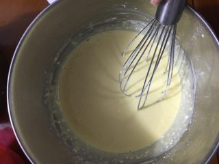 淡奶油蛋糕,搅匀后可以再过筛一遍防止结块