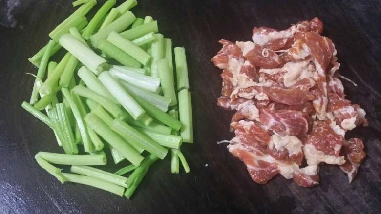 肉蛋炒云耳,香芹梗切成段 ;猪瘦内切片，加少许生抽拌勻。