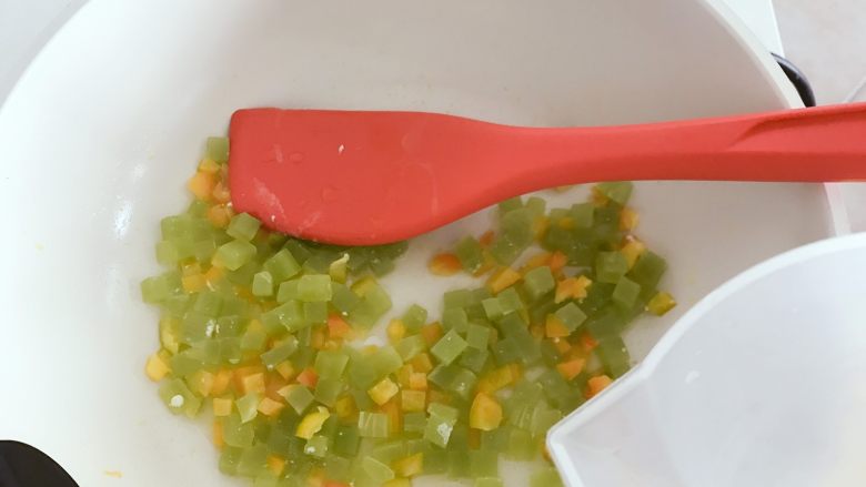 宝宝辅食：莴笋梨炒蛋—冬日小清新,倒入适量凉白开，继续翻炒，一直把莴笋丁炒软炒熟。