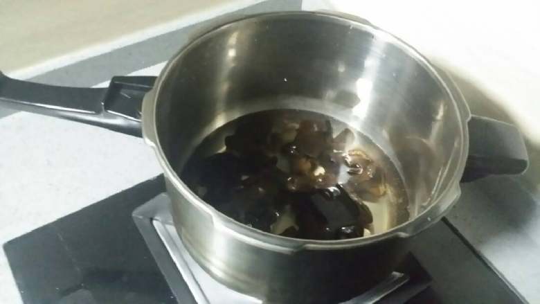 凉拌香菜云耳,发好云耳洗净放入高压锅中，加清水至没云耳。煮至高压锅出汽，再煮5分钟，关炉火。