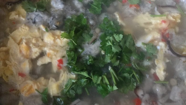 西天尾扁食+海蛎绝配,再放入，海蛎、蛋、香菜，加入盐、味精适量。