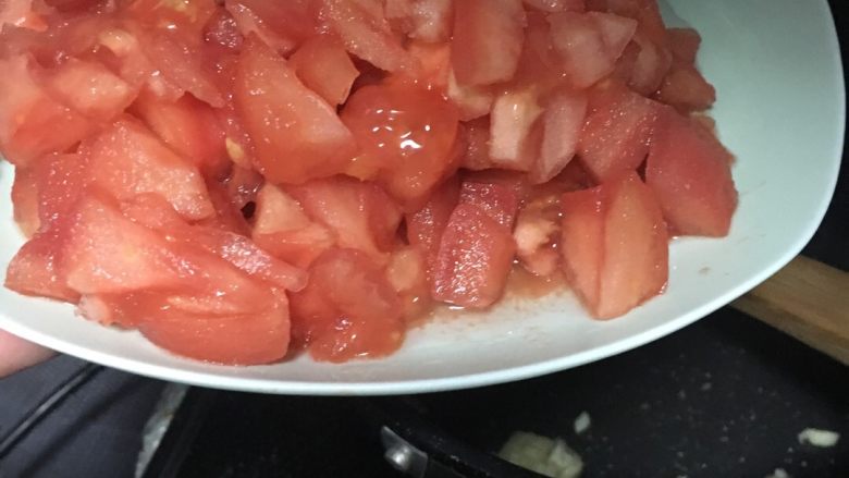 牛肉番茄汤,再倒入番茄丁炒匀