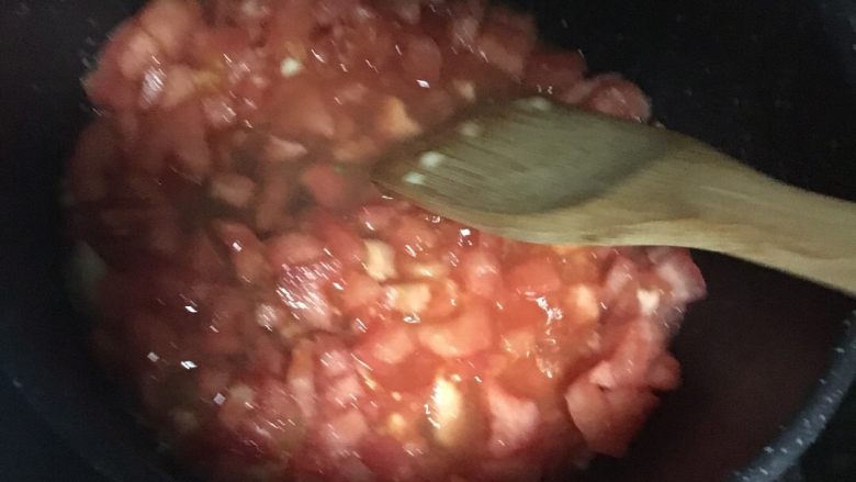 牛肉番茄汤,稍微加点水翻炒，用铲子按压番茄使之成糊状，炒出酸味来