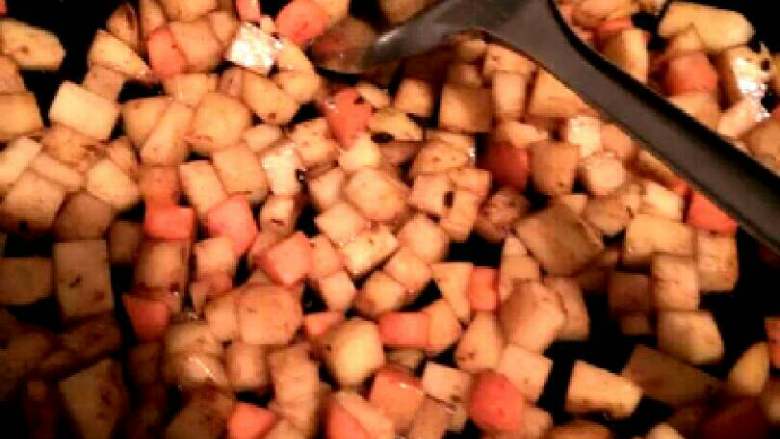 土豆酱,葱花爆香，倒入土豆胡萝卜翻炒，加入大酱或甜面酱继续翻炒