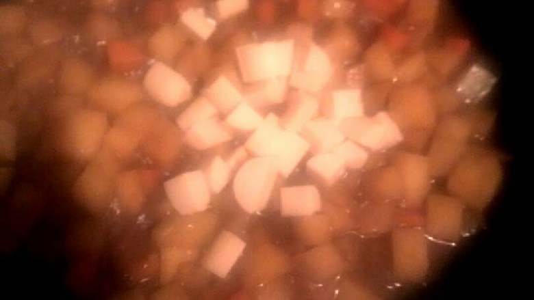 土豆酱,土豆胡萝卜快熟时加入火腿