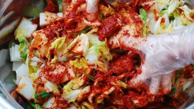 韩国泡菜,大白菜和酱料拌匀，再装入玻璃瓶，室温腌制一天就可以吃啦。