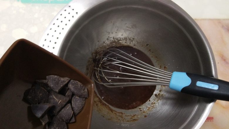 双色巧克力慕斯蛋糕,趁热加入黑巧克力碎搅匀。