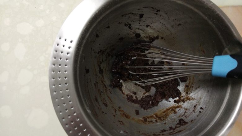 双色巧克力慕斯蛋糕,筛入低筋面粉拌匀。