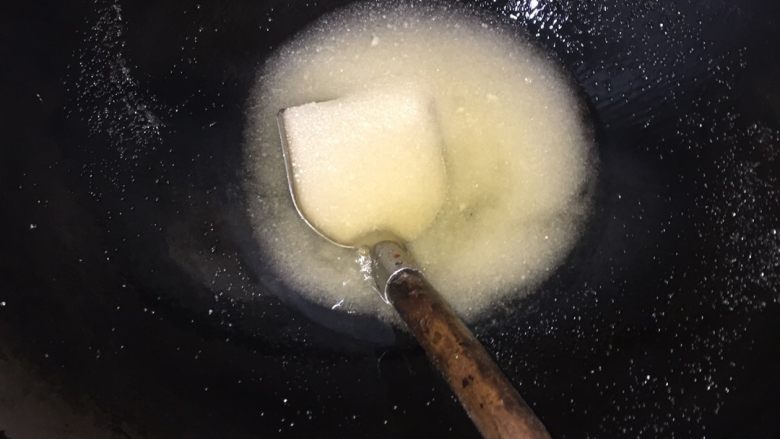 炒汤圆,用另一口锅，油和白糖炒，