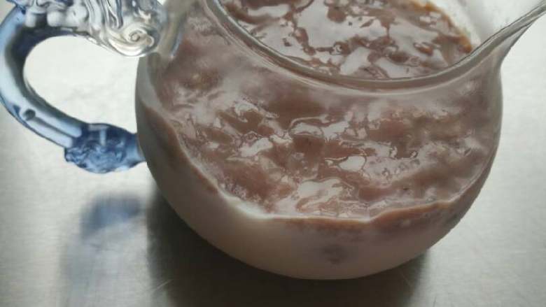莓干双味布丁,等冰箱的奶凝固再把可可味的加倒上面。