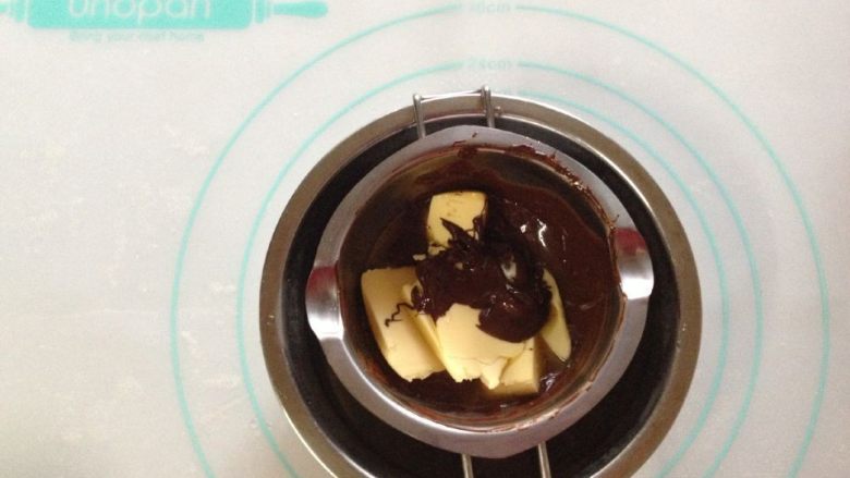 巧克力布朗尼派,将黄油加入溶化的巧克力液中，混合均匀备用