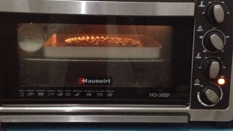 巧克力布朗尼派,烤箱预热180度，上下火，中层烘烤20分钟左右