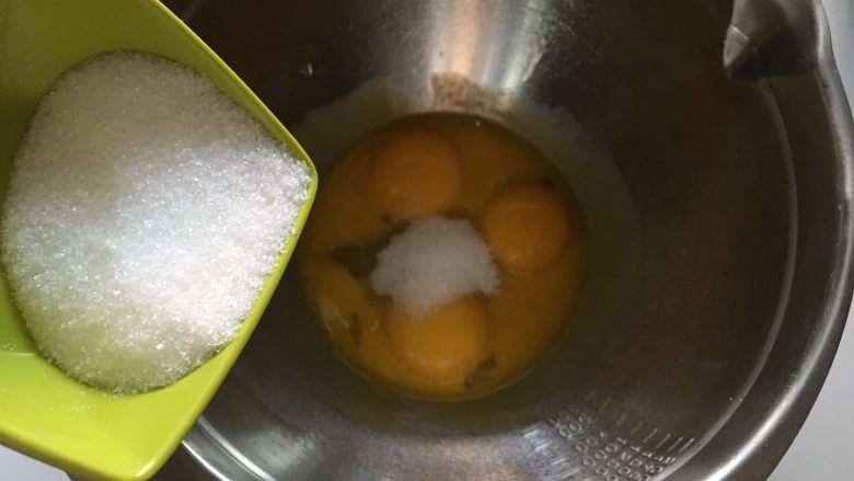 可可海绵蛋糕（4寸爱心）,分离出蛋黄，加入细砂糖A，隔45度温水打发