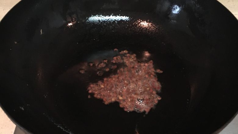茴香猪肉饺,做花椒油 撑出花椒