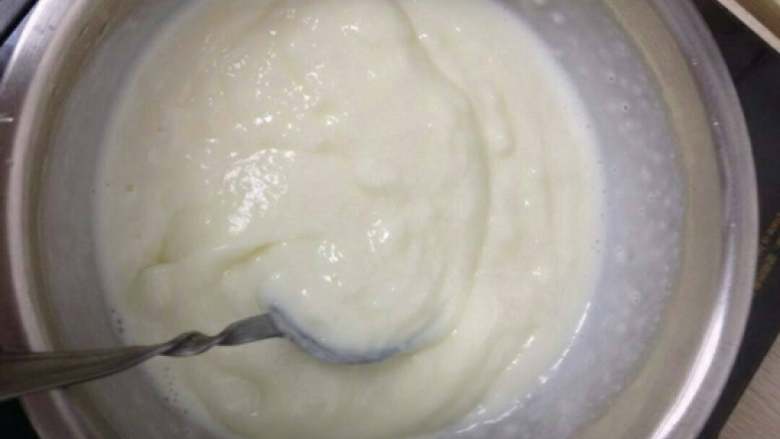 牛奶小方,将步骤3与步骤4混合，并快速搅拌，越来越浓稠，几秒钟就凝固了，关火