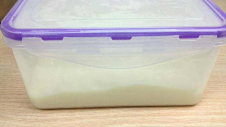 牛奶小方,放入铺好椰蓉的盒子里，冷藏4小时