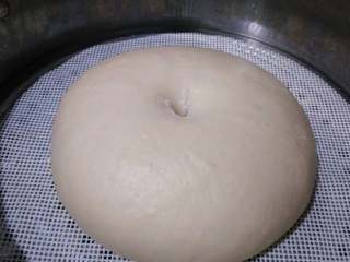 ≈豆沙卷面包≈,把面团揉圆，放入密闭空间发酵至2倍大