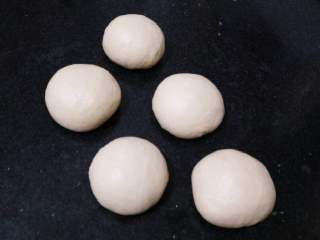 ≈豆沙卷面包≈,排气揉圆，分成5份，进行15分钟的中间发酵
