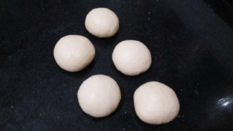 ≈豆沙卷面包≈,排气揉圆，分成5份，进行15分钟的中间发酵