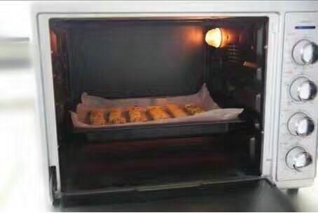 酥香面包条,放入烤箱，上下火170度，大概13分钟