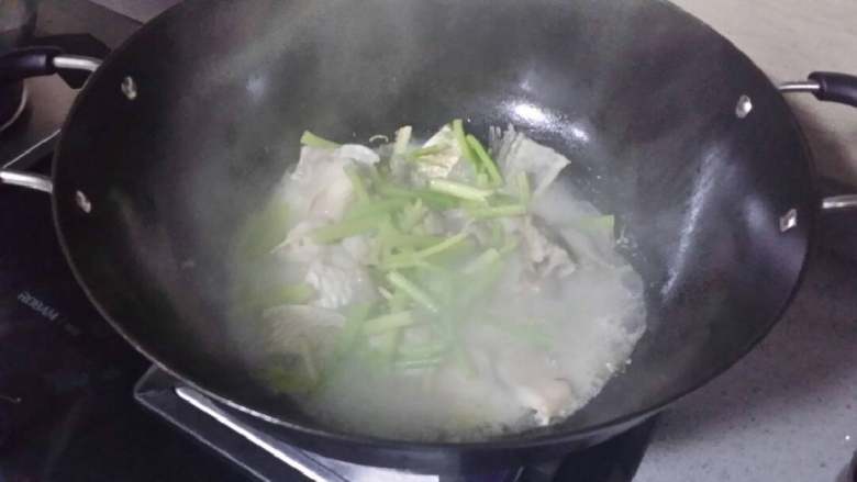 香芹焖白花鱼,煮至7~8成熟，揭盖放入芹梗段，加适量盐、生抽，盖上续煮至熟。
