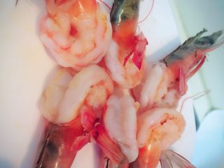 胖子。银鳕鱼,用空锅吧最小的火吧虾预热至虾成红色7分熟。