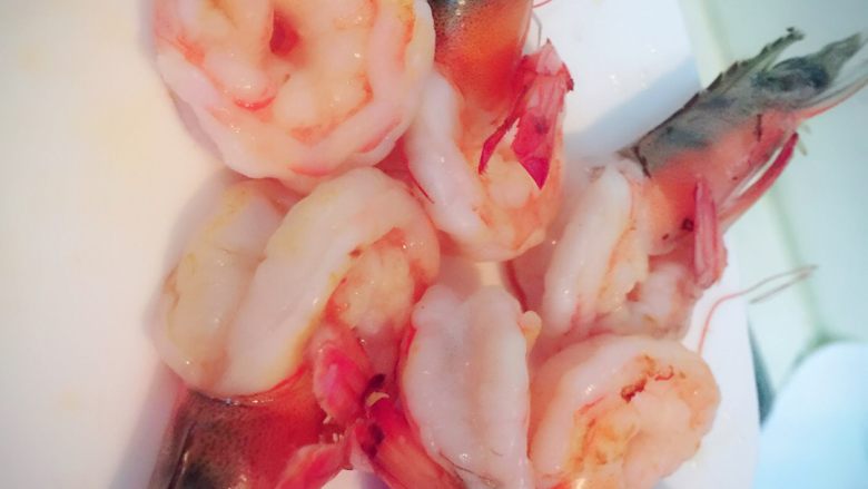 胖子。银鳕鱼,用空锅吧最小的火吧虾预热至虾成红色7分熟。
