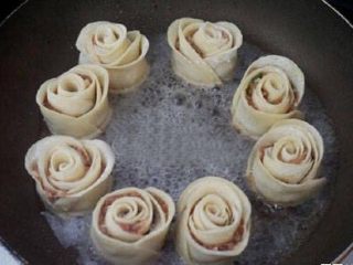 玫瑰花煎饺,在锅里加入半碗水，煎至水变少，在加半碗继续煎制