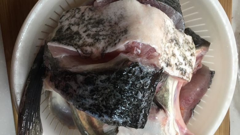杭帮鱼头豆腐汤,鱼要不腥，请仔细去除所有鱼内脏和黑色膜，血水要沥干。家里没大锅子，切成适合自己锅子的大块