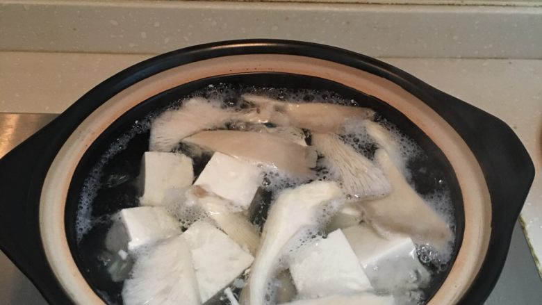 泡菜牛肉豆腐锅,放入豆腐蘑菇
