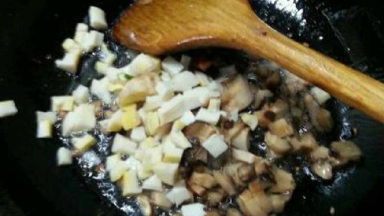 武汉三鲜豆皮,锅里放油，将葱姜爆香后，将肉焯香后下入其它原料炒熟