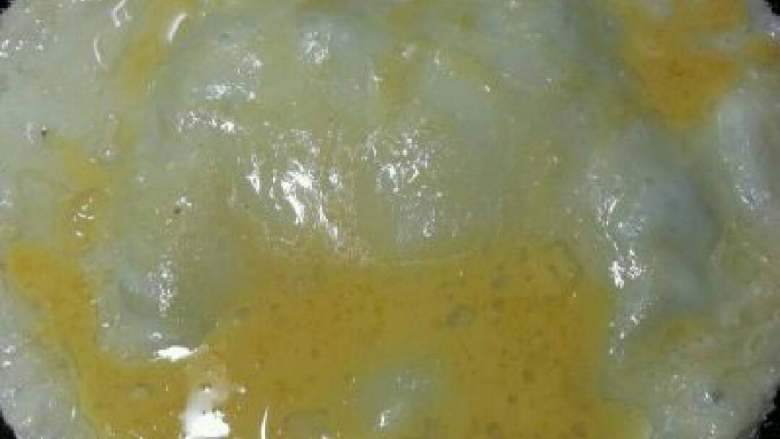 武汉三鲜豆皮,在薄饼上刷上蛋液