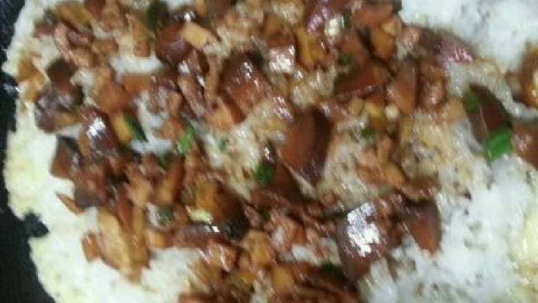 武汉三鲜豆皮,将蒸好的糯米饭铺在薄饼上，在放上炒好的馅料，将四边叠起