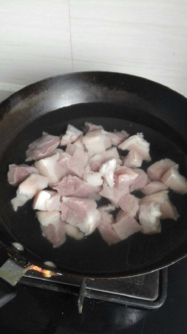 红烧百叶结,先用冷水冲洗买回来的肉，然后切成大小均匀的肉块，放在锅里，加入冷水一起煮