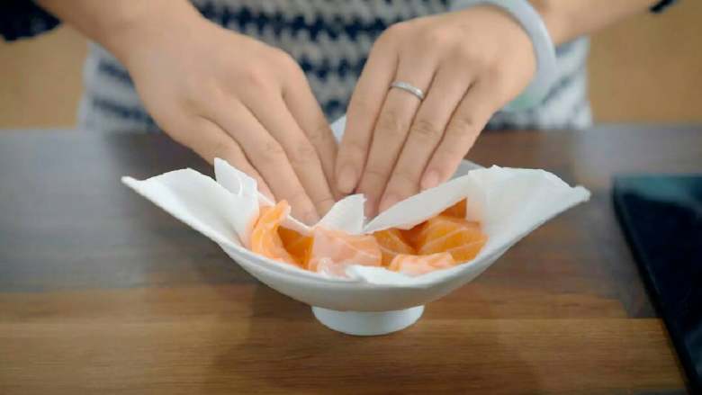 奶油炖菜,用厨房纸巾擦干三文鱼块表面渗出的液体