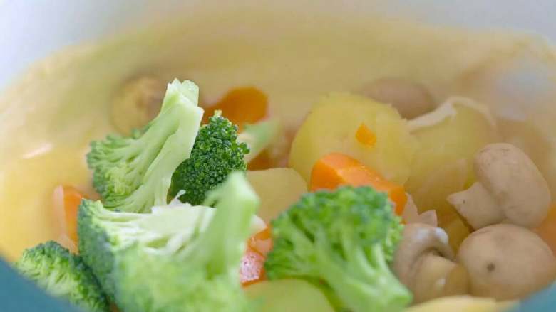 奶油炖菜,蔬菜煮软之后取出木鱼花汤包，把蔬菜和汤汁转移到白酱中，西兰花下锅，之前煎过的三文鱼也入锅
