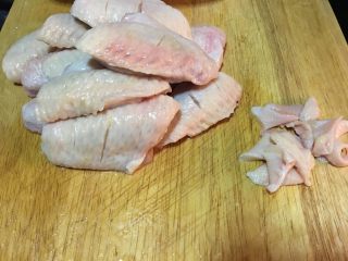 「吃货久久」红烧土豆鸡翅,鸡翅去掉边边三角形的皮（不去也可以）一边划2-3刀