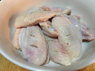 「吃货久久」红烧土豆鸡翅,鸡翅倒入少量料酒和生粉 拌匀 腌制15分钟