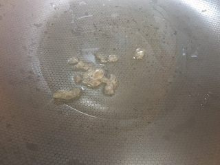 「吃货久久」红烧土豆鸡翅,炒菜锅内（用原来的平底锅也可以）倒入少量油 加入冰糖