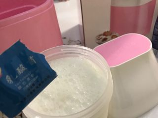 自制草莓酸奶,将乳酸菌倒入牛奶中