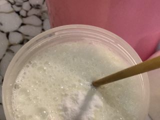 自制草莓酸奶,倒入的乳酸菌