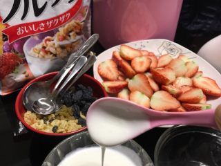 自制草莓酸奶,这酸奶，够丝滑