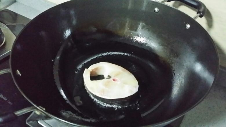 煎焖海丽,锅烧热加花生油，将海丽鱼入锅煎，煎至略呈金黄，翻煎另一面。