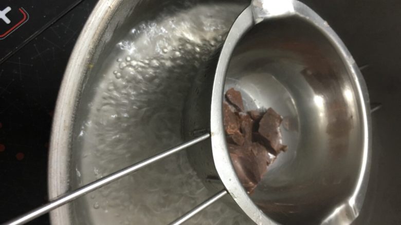麋鹿小蛋糕#乐享双节#,黑巧克力碎放在碗里隔水加热，至融化
