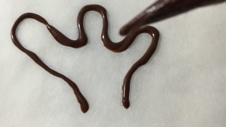 麋鹿小蛋糕#乐享双节#,在油纸上跟着描出鹿角的形状
