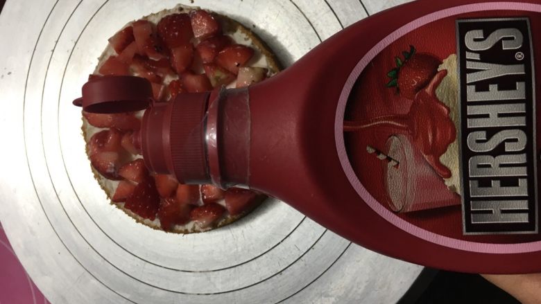 麋鹿小蛋糕#乐享双节#,有草莓酱的话还可以倒一些上去，增加口感，再在上面抹上一层奶油
