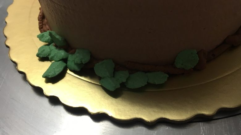 麋鹿小蛋糕#乐享双节#,在裱好的藤蔓上错落地点上几许小叶片