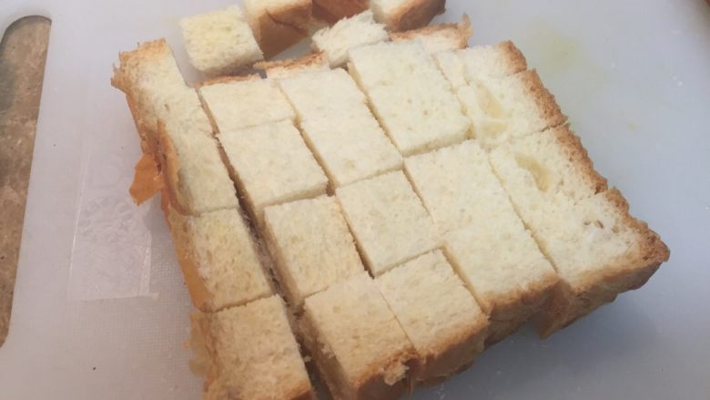 黄油面包碎/Crouton,面包切块，剩的面包已经比较干了，就直接用了，如果不是可以风干，或者烤下。
