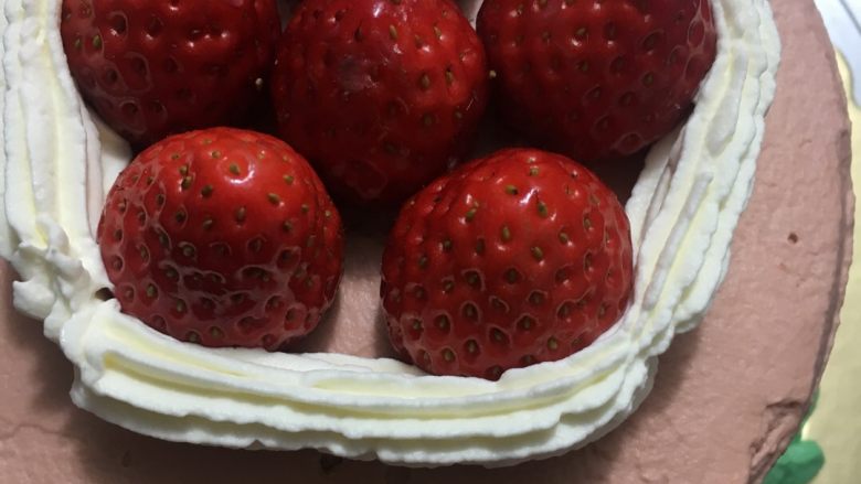 麋鹿小蛋糕#乐享双节#,在草莓周围围上两圈白色奶油